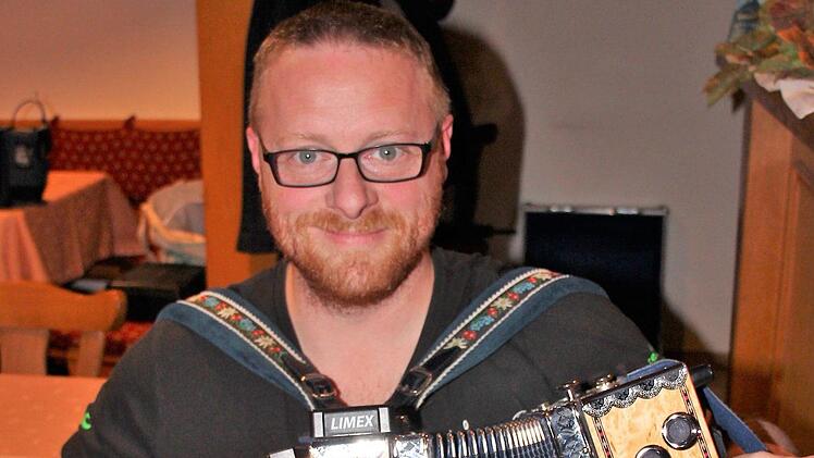 Lars Fischer sorgte mit seinem "Gstopfta Rumm Lied" f&uuml;r eine Premiere.pr