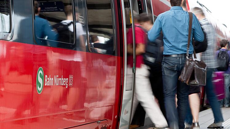 Die S-Bahn in Nürnberg soll auch nachts fahren. Das fordert die Rathaus-SPD. Foto: Daniel Karmann/dpa