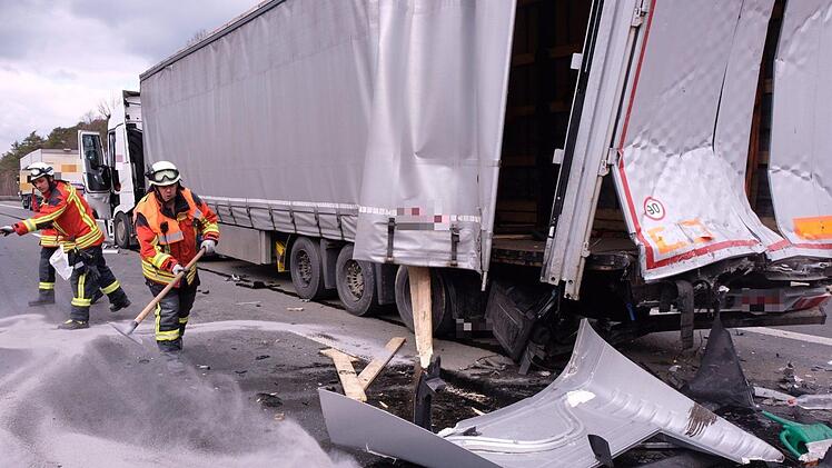 Die Feuerwehr beseitigte die ausgelaufenen Fl&uuml;ssigkeiten vor Ort. Foto: NEWS5/Grundmann