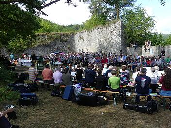 Der Gottesdienst auf der Burgruine Neideck Foto: Paul Pöhlmann