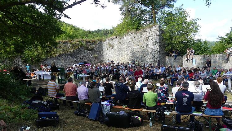 Der Gottesdienst auf der Burgruine Neideck Foto: Paul Pöhlmann