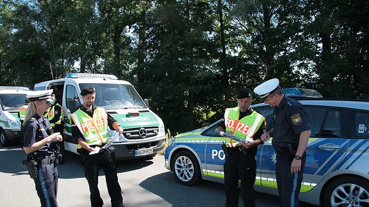 Verkehrskontrollen in Stadt und Landkreis: Einsatzleiterin Kathrin Weißerth bei einer kurzen Lagebesprechung. Mit im Bild Karl-Heinz Lang, der Verkehrssachbearbeiter der Polizeiinspektion Kulmbach (rechts). Foto: Jürgen Gärtner