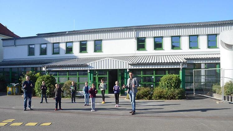 Freude über die Fertigstellung der Sanierung der Leßbachtalhalle auch bei den Schülerinnen und Schülern der Grundschule Weißenbrunn mit Geschäftsleiter Markus Wagner (links) und Bürgermeister Jörg Neubauer (rechts)  K.- H. Hofmann