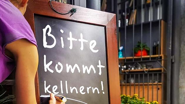 Viele Gastronomen haben w&auml;hrend der Pandemie Personal verloren und sind jetzt auf der Suche.
