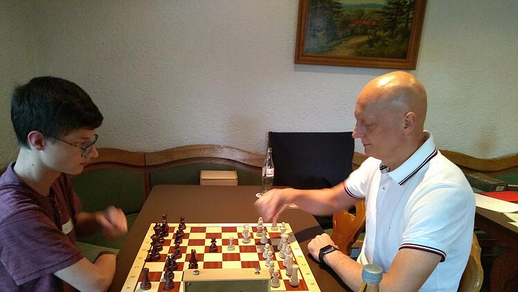 Stichkampf mit Bastian Schmitt  (links) und Thomas Miholic.  Schmitt gewann  und wurde Erster vor  Miholic. Thomas Miholic hatte die ersten beiden Stadtmeisterschaften gewonnen. Foto: Barbara Merkle