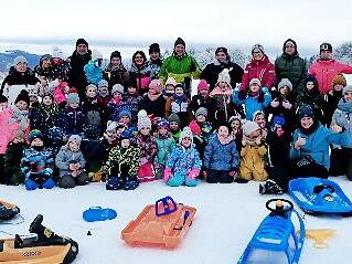 Viel Spa&szlig; hatten die Kindergartenkinder aus Br&uuml;nn beim Schlittenfahren am Rothang in der Rh&ouml;n.