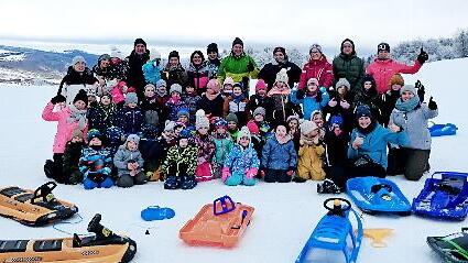 Viel Spa&szlig; hatten die Kindergartenkinder aus Br&uuml;nn beim Schlittenfahren am Rothang in der Rh&ouml;n.