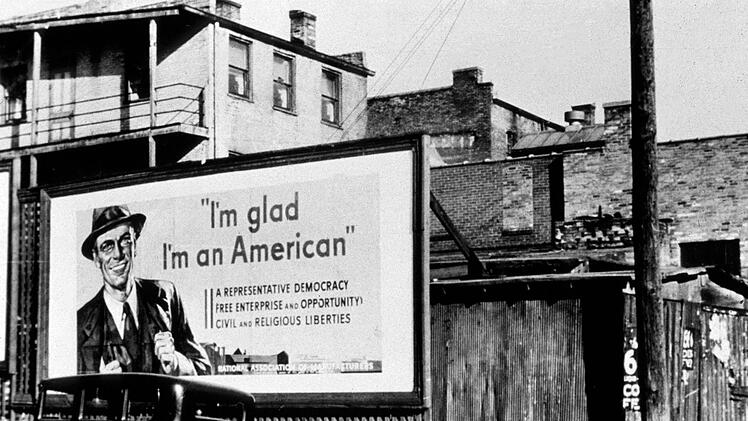 Mit Plakatw&auml;nden wie "I'm glad I'm an American" propagierten die USA im vergangenen Jahrhundert den Wohlstand f&uuml;r alle.