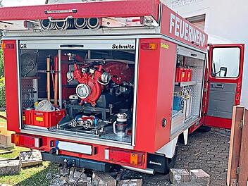 Das L&ouml;schfahrzeug durchbrach den Zaun, nachdem der Feuerwehrmann am Steuer weggesackt war. Polizeiinspektion Neustadt
