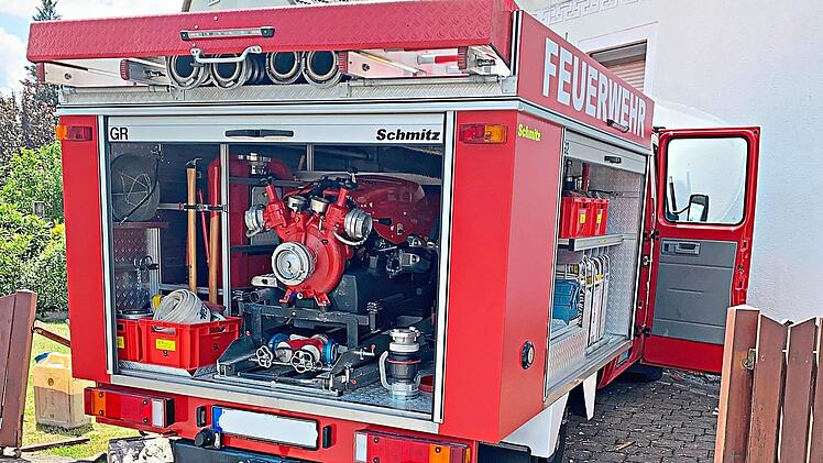 Das L&ouml;schfahrzeug durchbrach den Zaun, nachdem der Feuerwehrmann am Steuer weggesackt war. Polizeiinspektion Neustadt