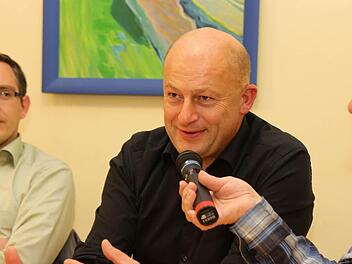 Bürgermeister Claus Schwarzmann (Mitte) im Gespräch mit Josef Hofbauer (r.) und dem Forchheimer Redaktionsleiter Michael Memmel (li.).