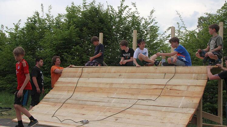 Viele Kinder waren gekommen, um ihren neuen Skatepark zu bauen,
