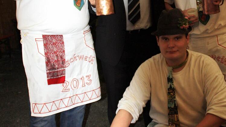 Zusammen mit den drei Kellnern, der Lastner Kellner-Crew, präsentierte Bürgermeister Timo Ehrhardt die traditionellen blechernen Trinkgefäße, mit denen zur Kirchweih in Lauenstein angestoßen wird. Von links Rene Kretschmann, Timo Ehrhardt, Tobias Traut und vorne Max Lemnitzer.