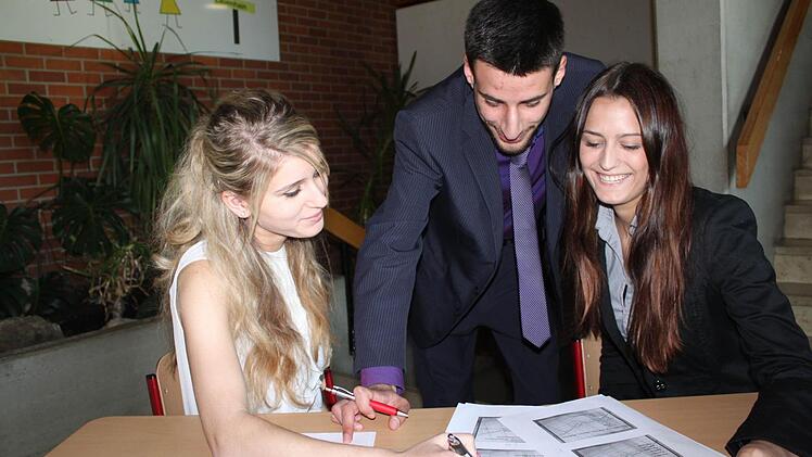 Für sie waren die vergangenen Wochen spannend und erfolgreich: die Wettbewerbsteilnehmer Kristina Pekin, Levent Kurt, Lisa Bienlein. Foto: Veronika Schadeck