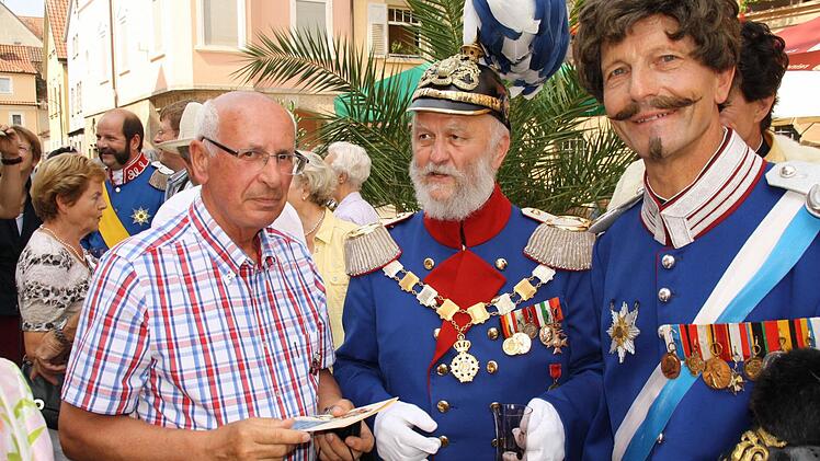 Michel Guibout (links) trifft die Historischen Persönlichkeiten Prinzregent Luitpold von Bayern (Peter krug, Mitte) und König Ludwig I. von Bayern (Edgar Kast). Foto: Paul Ziegler