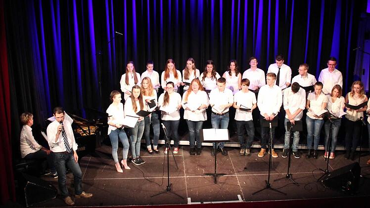 Das Vokalensemble des Gymnasiums mit Georg Schlee und Ariana Dammann-Ranger am Flügel