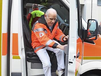 Im Rettungswagen kommt Dr.Gerhard Beyer zum überraschenden Empfang im Rathaus an. Foto: Rainer Lutz