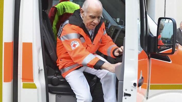 Im Rettungswagen kommt Dr.Gerhard Beyer zum überraschenden Empfang im Rathaus an. Foto: Rainer Lutz