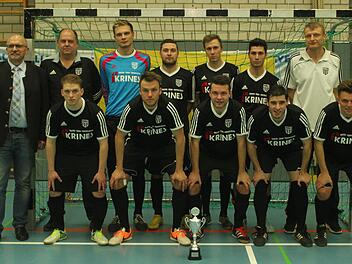 Der FC Sand wurde seiner Favoritenrolle gerecht und zum dritten Mal verdient Kreismeister. Unser Bild zeigt, vorn v. l.: Sven Wieczorek, Thorsten Schlereth, Andre Schmitt, Dinis Ribeiro, Lucas Wirth; hinten v. l.: Kreisspielleiter Gottfried Bindrim, Spielleiter Stefan Schmitt, Dominic Biemer, Dominik Schmitt, Marc Fischer, Sven Troppeer, Co-Trainer Matthias Burger. Fotos: Günther Geiling