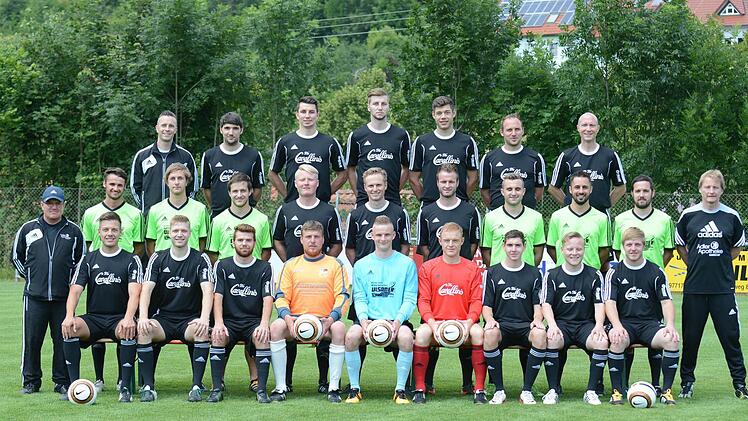 Gut aufgestellt für die Bezirksliga: Unser Bild zeigt den Aufsteiger SV Ramsthal mit (hinten, von links) Trainer Nico Schell, Andre Büttner, Sascha Ott, Enrico Ott, Johannes Mock, Florian Hahn und Abteilungsleiter Matthias Hallhuber (mittlere Reihe, von links) Betreuer Jochen Peindl, Sebastian Koch, Daniel Hagemann, Jan Morper, Marcel Schmitt, Johannes Brand, Timo Kaiser, Marco Weber, René Gock, André Sixt und Co-Trainer Jürgen Schmitt sowie (vorne, von links) Matthias Mock, Tim Danz, Nico Mo...