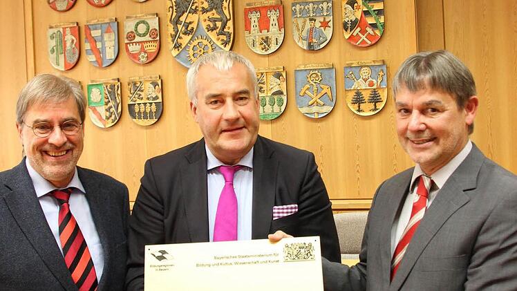 Bildungsminister Ludwig Spaenle (Mitte) überreichte das Gütesiegel "Bildungsregion in Bayern" an Landratsstellvertreter Gerhard Wunder (rechts). Mit im Bild Clemens Brosig von der Regierung von Oberfranken und der Konferenz der Schulaufsicht.  Foto: Friedwald Schedel