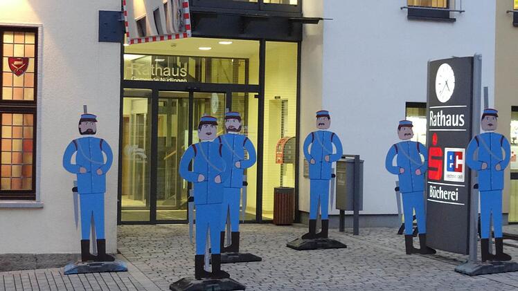 Pappkameraden verteidigen das N&uuml;dlinger Rathaus, als die Narren vom NCC es st&uuml;rmen wollen. Foto: Pierre Strecker
