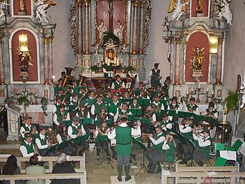 Die Kirche in Wildflecken diente als prächtige Kulisse für das Konzert des Musikzuges. Fotos: Anke Gundelach