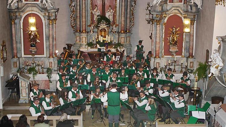 Die Kirche in Wildflecken diente als prächtige Kulisse für das Konzert des Musikzuges. Fotos: Anke Gundelach