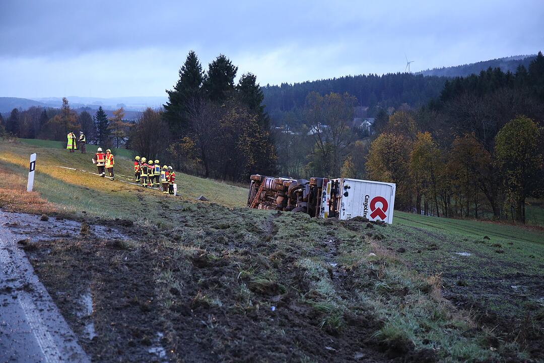 Lkw in Oberfranken kippt um - Fahrer eingeklemmt