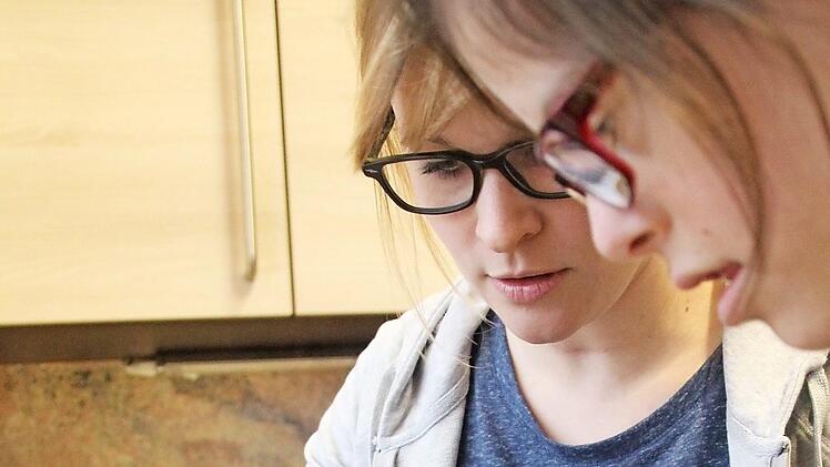 Julia (hinten) und Anika geben die R&ouml;schen dazu.