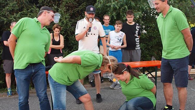 Unter den kritischen Augen des Moderators Torsten Hellmuth übergibt hier eine Frau des Obst- und Gartenbauvereins einen kleinen Ball an ihre Kollegin, indem sie die Kugel von ihrem am Kopf befestigten Becher in den ihrer Mitstreiterin rollen lässt.  Foto: Alfred Thieret