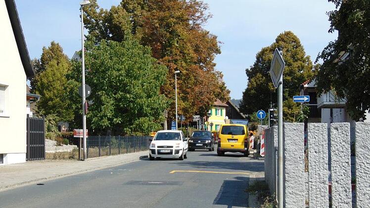Die Baustelle in der engen Friedhofstraße in Neunkirchen am Brand. Foto: Petra Malbrich