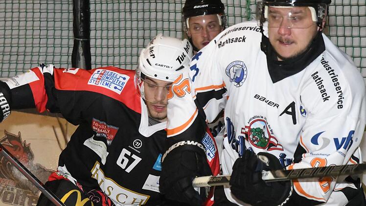 Eine Bank in der Defensive der Kissinger Wölfe war auch im Spiel gegen Pegnitz Verteidiger Tim Dreschmann (links).Hopf