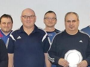 Diese vier Teams haben die Endrunde der Tandemmeisterschaft des Kegelsportvereins KSV Waldeck Unterpreppach bestritten, von links: Sportwart Matthias Gercke, Sonja Zellner, Manuel Schmidt-Klug, Berthold Barth, Heinrich Welsch, Matthias Ebert, Dieter Porzner, Lothar Heimlich und Jonas Fröhlich.  Foto: Wolfgang Dietz