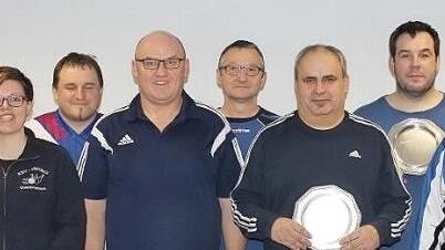Diese vier Teams haben die Endrunde der Tandemmeisterschaft des Kegelsportvereins KSV Waldeck Unterpreppach bestritten, von links: Sportwart Matthias Gercke, Sonja Zellner, Manuel Schmidt-Klug, Berthold Barth, Heinrich Welsch, Matthias Ebert, Dieter Porzner, Lothar Heimlich und Jonas Fröhlich.  Foto: Wolfgang Dietz