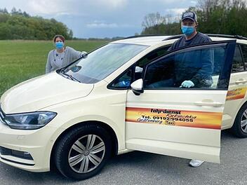 Rebecca und Mirko Langer vom Taxi- und Fahrdienstunternehmen "Kutschka" aus Gräfenberg  Foto: Petra Malbrich