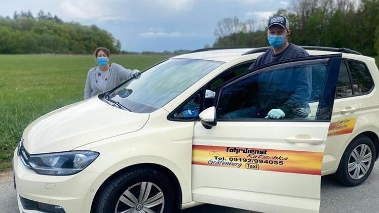 Rebecca und Mirko Langer vom Taxi- und Fahrdienstunternehmen "Kutschka" aus Gräfenberg  Foto: Petra Malbrich