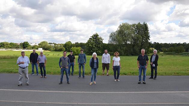 Die vereinten Gegner der S&uuml;dumfahrung beim Ortstermin am Galgenhof (von links): Horst Eisenack (BN), Georgios Halkias, Peter Maier, Marc Deavin und Siegbert Steidl (Gr&uuml;ne), Veit G&ouml;tz (Fridays for Future), Retta M&uuml;ller-Schimmel und Peter Simon (Gr&uuml;ne), Carolin Rattmann (BI Herzo S&uuml;d bewahren), Robert Erhardt (Igel) und Christian von Reitzenstein (BI).  Fotos: Bernhard Panzer