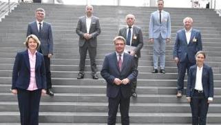 Im Bild (von links): Anja Weisgerber MdB, B&uuml;rgermeister Ulrich Werner (Bergrheinfeld), Alexander Hoffmann MdB, Parlamentarischer Staatssekret&auml;r Thomas Barei&szlig;, Landrat Thomas Habermann (Rh&ouml;n-Grabfeld), Landrat Florian T&ouml;pper (Schweinfurt), Landrat Thomas Bold (Bad Kissingen) und Landr&auml;tin Sabine Sitter (Main-Spessart).Foto: Carolin Marx/B&uuml;ro Weisgerber