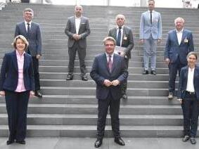 Im Bild (von links): Anja Weisgerber MdB, Bürgermeister Ulrich Werner (Bergrheinfeld), Alexander Hoffmann MdB, Parlamentarischer Staatssekretär Thomas Bareiß, Landrat Thomas Habermann (Rhön-Grabfeld), Landrat Florian Töpper (Schweinfurt), Landrat Thomas Bold (Bad Kissingen) und Landrätin Sabine Sitter (Main-Spessart).Foto: Carolin Marx/Büro Weisgerber