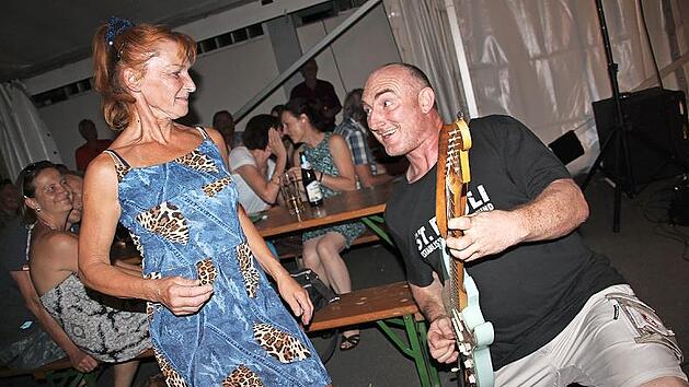 Gitarrist und Sänger Stefan Kratovil von den "Orange Shakers" ist ein Charmeur. Am 2. und 9. April rockt er das "TECnet Zentrum" des Burgkunstadter Kleinkunstvereins "TECnet Obermain" in Burkersdorf.