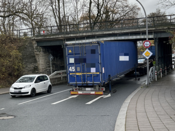 Lkw an Brücke hängengeblieben Lkw an Brücke hängengeblieben