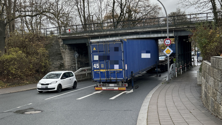 Lkw an Brücke hängengeblieben