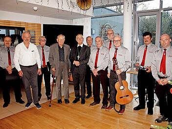Pfarrer i. R. Leonhard Mayerhöfer (Vierter v. l.) feierte 90. Geburtstag. Es gratulierten die Jurasänger Gräfenhäusling, der Vorsitzende der Kirchenstiftung Richard Freitag (Zweiter v. l.) und der emeritierte Erzbischof Ludwig Schick (Fünfter v. r.).