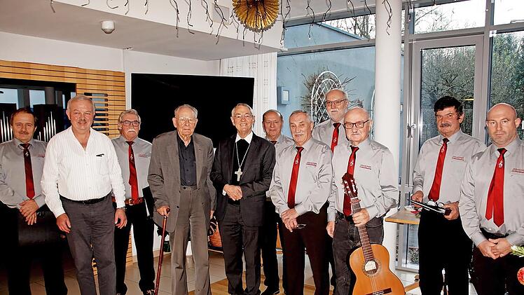 Pfarrer i. R. Leonhard Mayerhöfer (Vierter v. l.) feierte 90. Geburtstag. Es gratulierten die Jurasänger Gräfenhäusling, der Vorsitzende der Kirchenstiftung Richard Freitag (Zweiter v. l.) und der emeritierte Erzbischof Ludwig Schick (Fünfter v. r.).