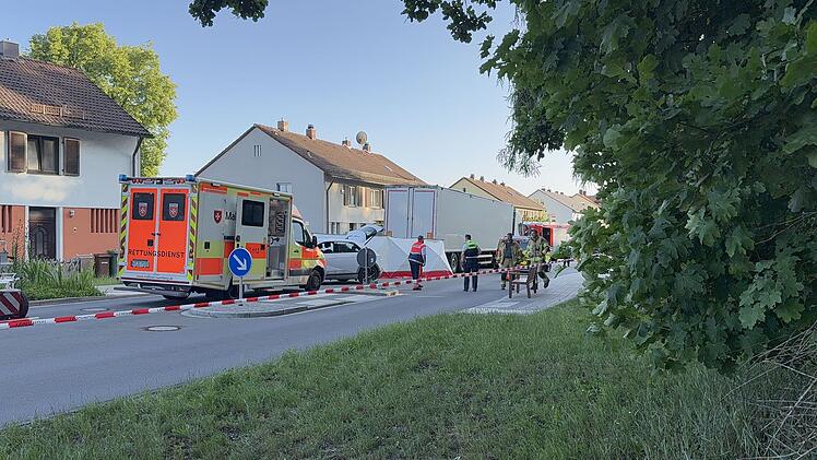 Radfahrerin stirbt bei Frontalzusammenstoß mit Lastwagen in Schwarzenbruck