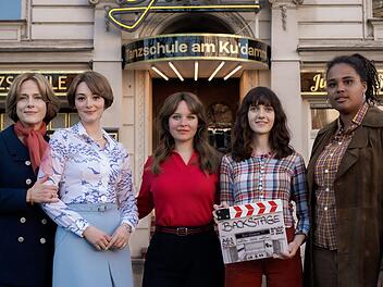 Altgediente Stars und talentierte Newcomerinnen, von links: In "Ku'damm 77" sind unter anderem Claudia Michelsen, Maria Ehrich, Sonja Gerhardt, Marie Louise Albertine Becker und Massiamy Diaby zu sehen.