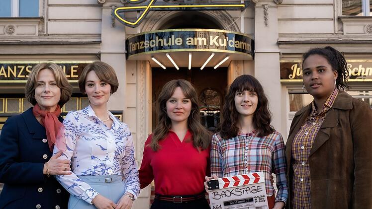 Altgediente Stars und talentierte Newcomerinnen, von links: In "Ku'damm 77" sind unter anderem Claudia Michelsen, Maria Ehrich, Sonja Gerhardt, Marie Louise Albertine Becker und Massiamy Diaby zu sehen.