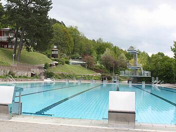 Gähnende Leere im Terrassenschwimmbad in Bad Kissingen: Schon eine Woche vor dem Ferienende hatte die städtische Einrichtung geschlossen. Unverständnis weckte die Entscheidung allenthalben: Das Wetter war noch super. Foto: Archiv