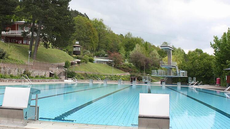 Gähnende Leere im Terrassenschwimmbad in Bad Kissingen: Schon eine Woche vor dem Ferienende hatte die städtische Einrichtung geschlossen. Unverständnis weckte die Entscheidung allenthalben: Das Wetter war noch super. Foto: Archiv